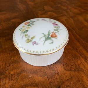 Vintage Wedgwood Mirabelle trinket box